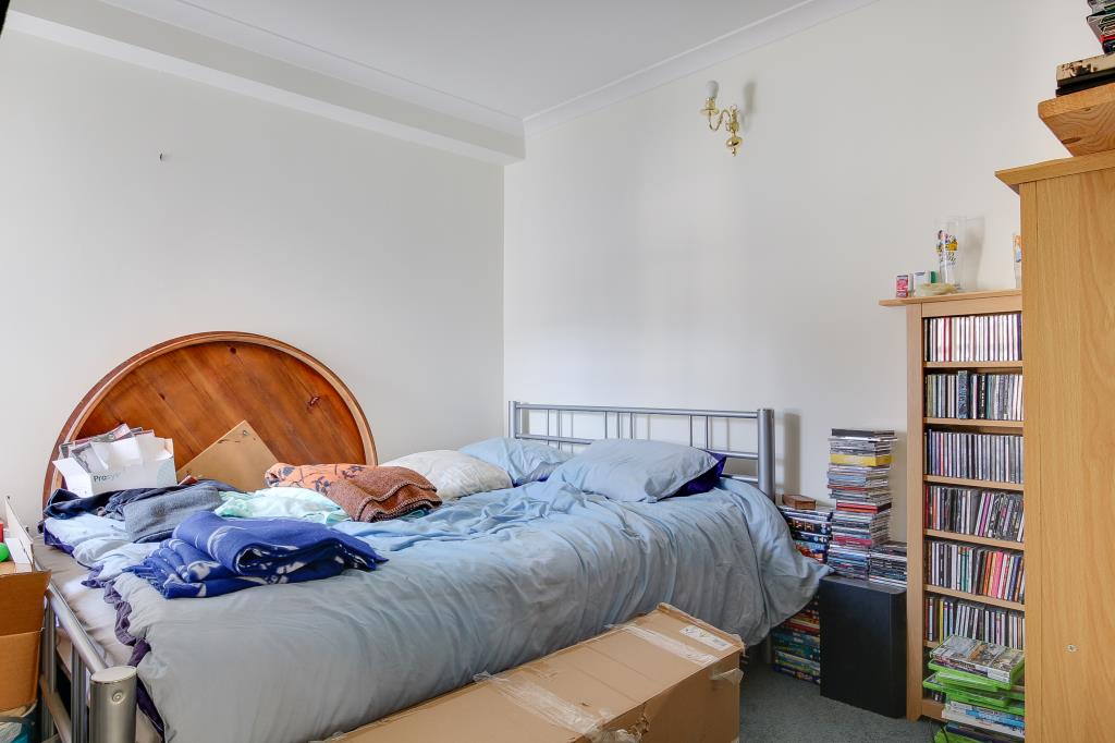 Lot: 99 - TWO-BEDROOM FLAT IN GOOD LOCATION - Bedroom one